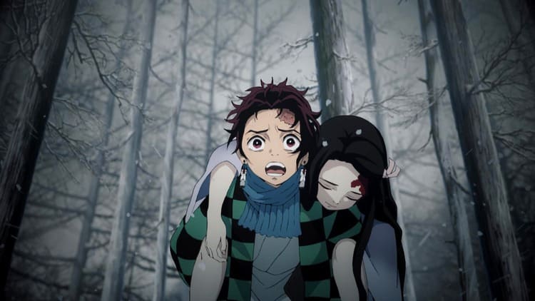 Imagem do Tanjiro Kamado carregando a sua Nezuko Kamado ferida, em uma floresta nevando.